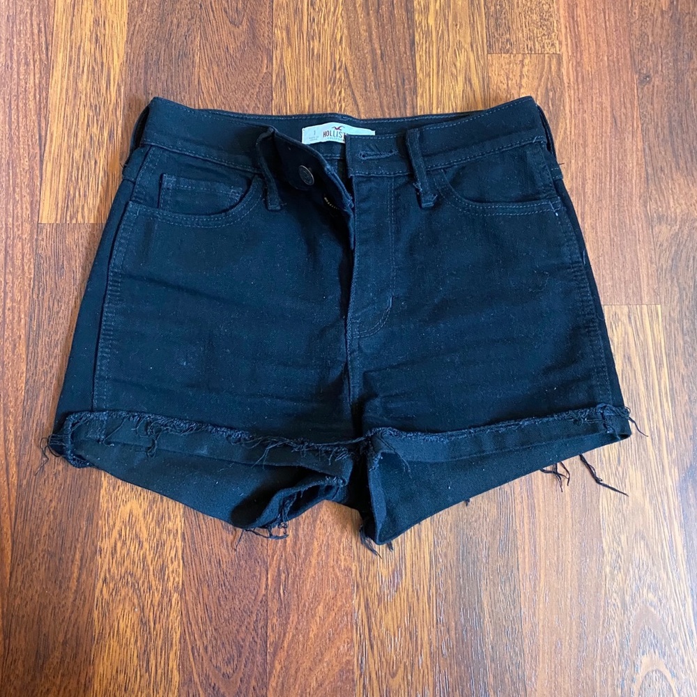 BLACK HIGH WAISTED SHORTS FROM HOLLISTER
